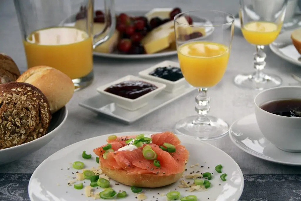 Brunch Attack ! Le Guide Joyeux et Délicieusement Déjanté pour un Brunch Parfait