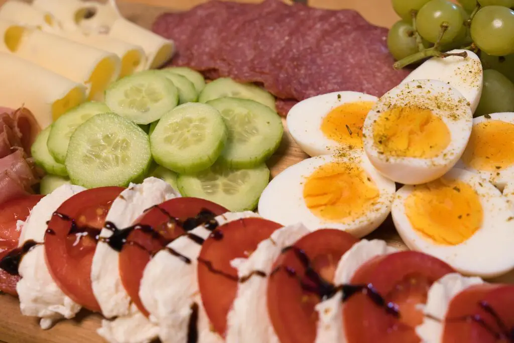 Brunch Attack ! Le Guide Joyeux et Délicieusement Déjanté pour un Brunch Parfait
