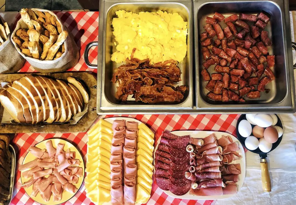 Brunch Attack ! Le Guide Joyeux et Délicieusement Déjanté pour un Brunch Parfait