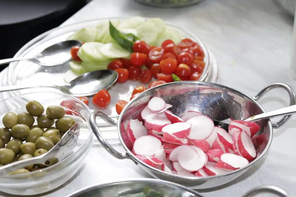 Salade radis, tomates, mozzarella et maïs : fraîcheur assurée et papilles en fête !