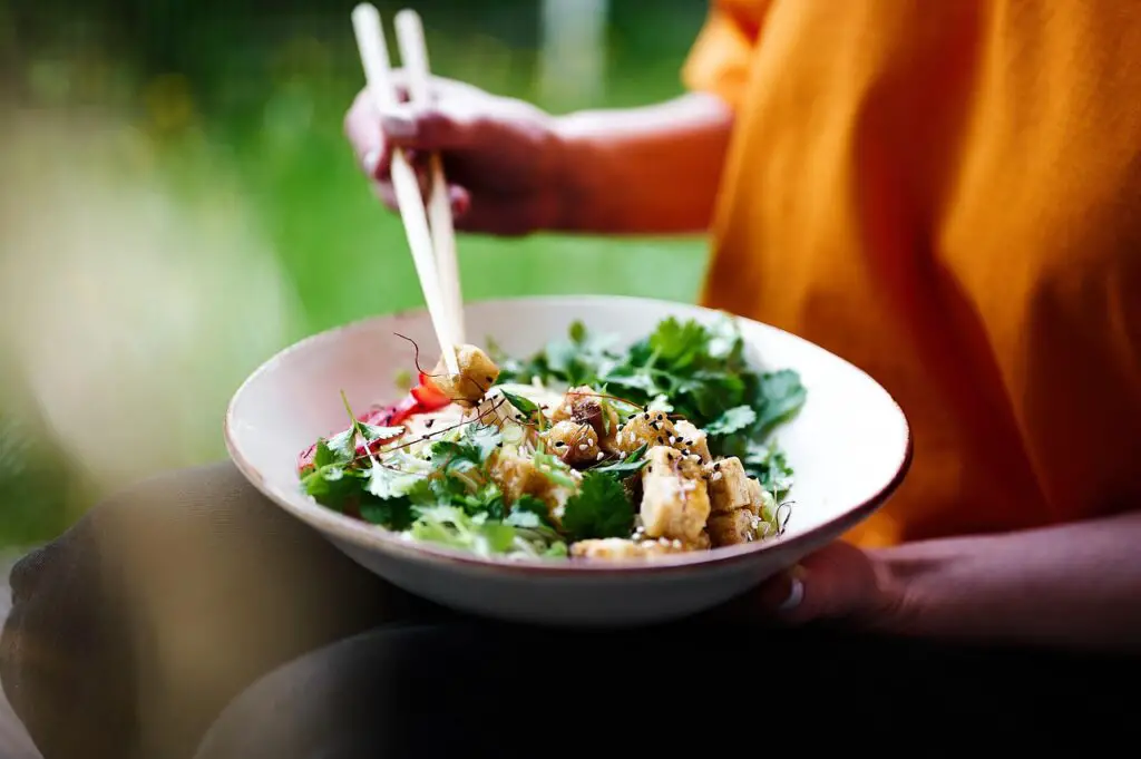 Poêlée de Légumes Croquants et Tofu Mariné : Le Plat Minceur qui Fait du Bruit dans l’Assiette !