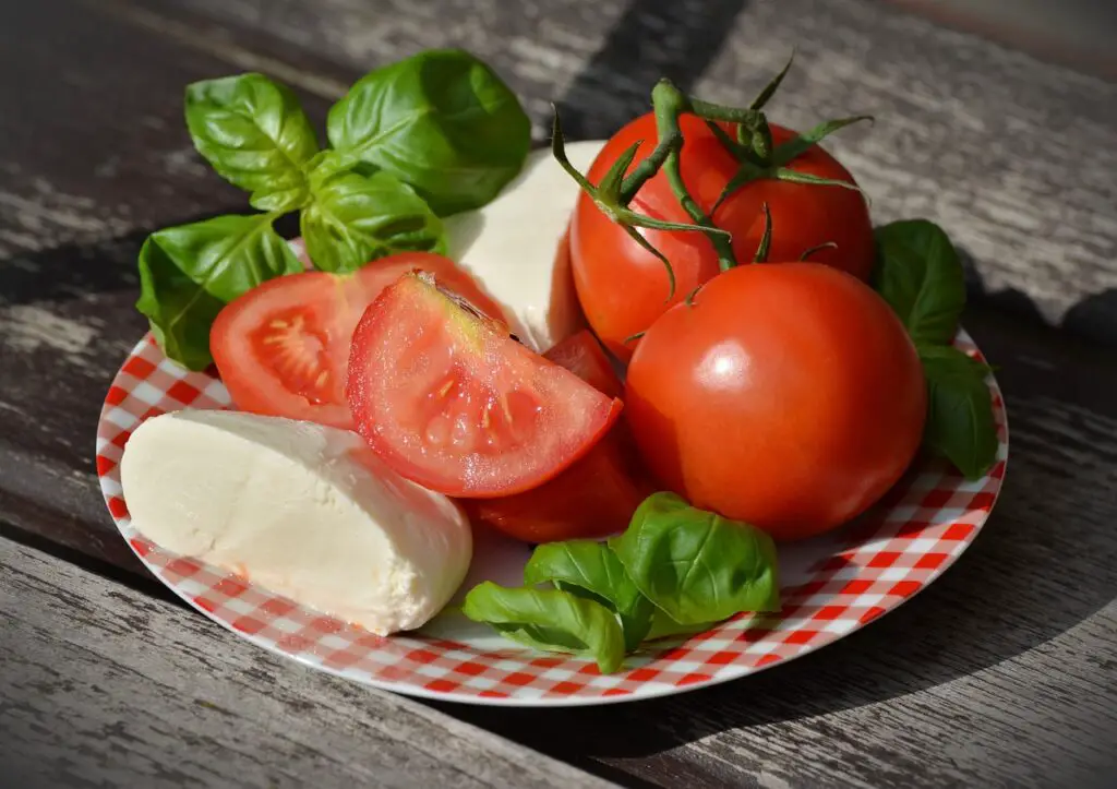 🍅 Tartare de Tomates, Avocat et Basilic : L’entrée fraîche qui fait fondre les cœurs (et les calories)