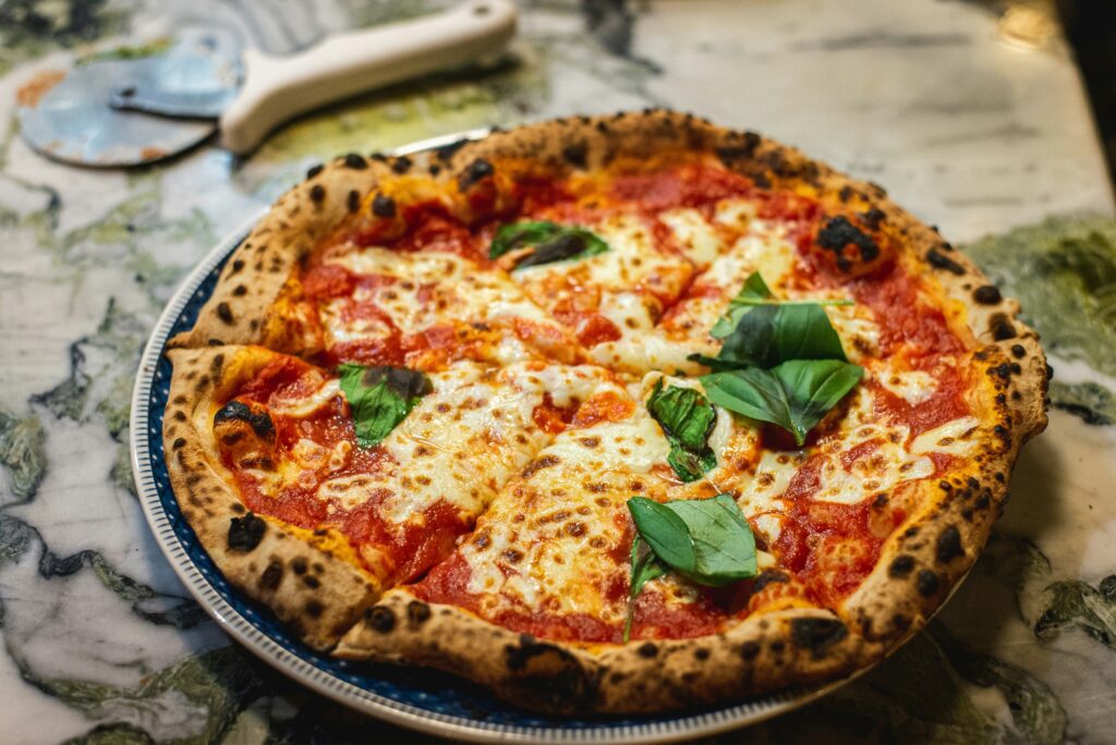 Pizza Margherita : L’Élégance Italienne dans une Tranche