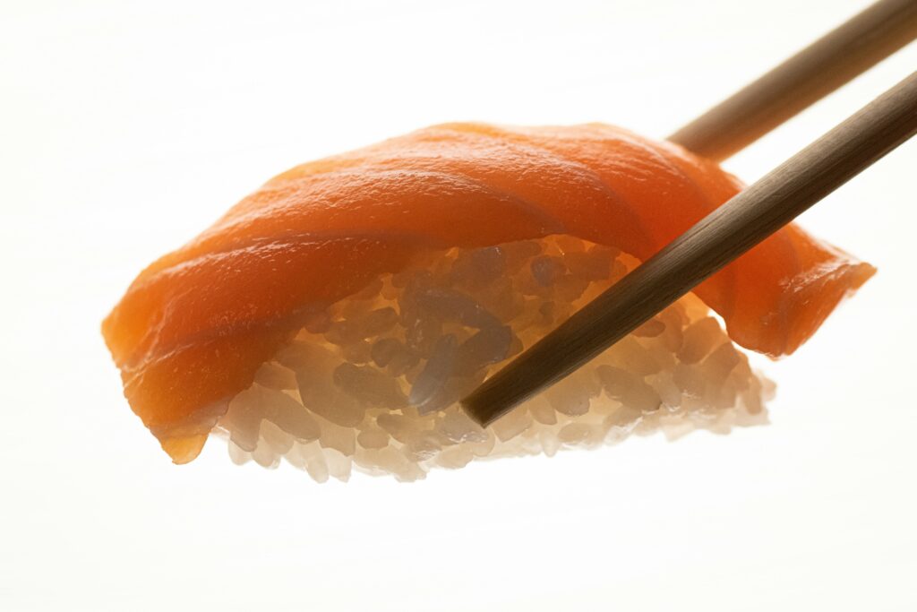 Bol de Riz Croustillant au Saumon : La Recette Sushi Bowl TikTok qui Régale !