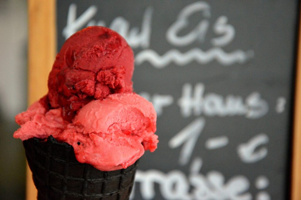 Crème glacée à la framboise maison : fraîche, onctueuse et fruitée