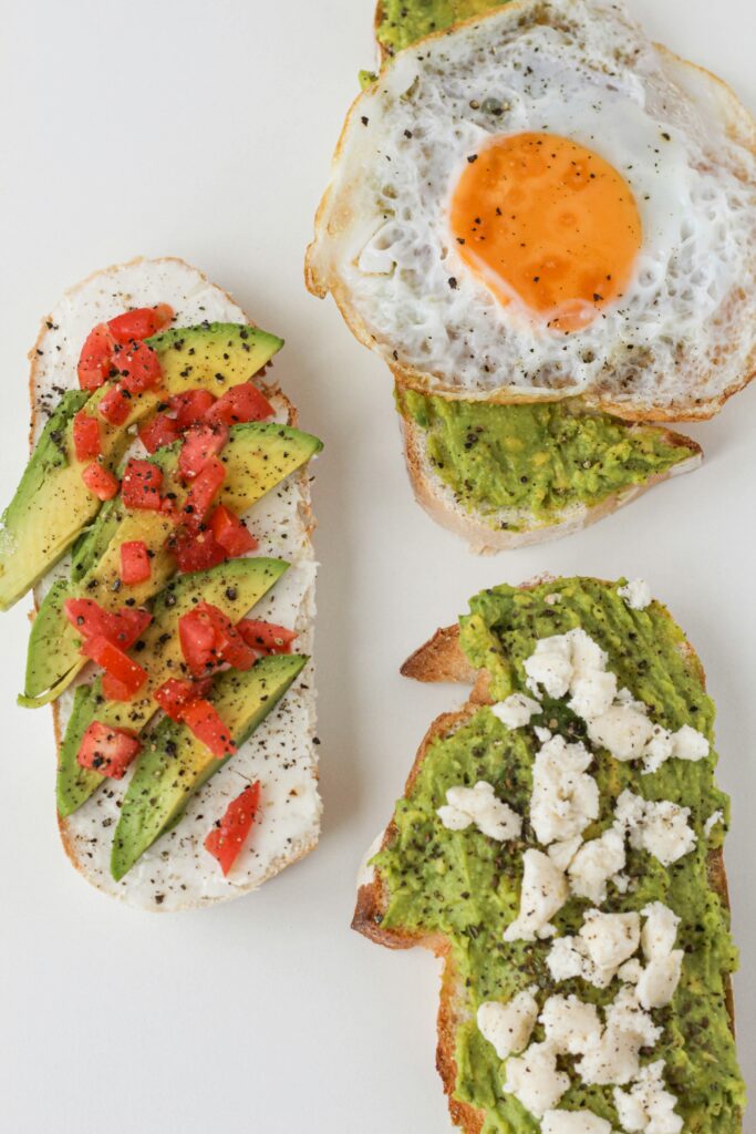 Toast Avocat, Cottage Cheese et Miel Pimenté : Explosion de Saveurs !