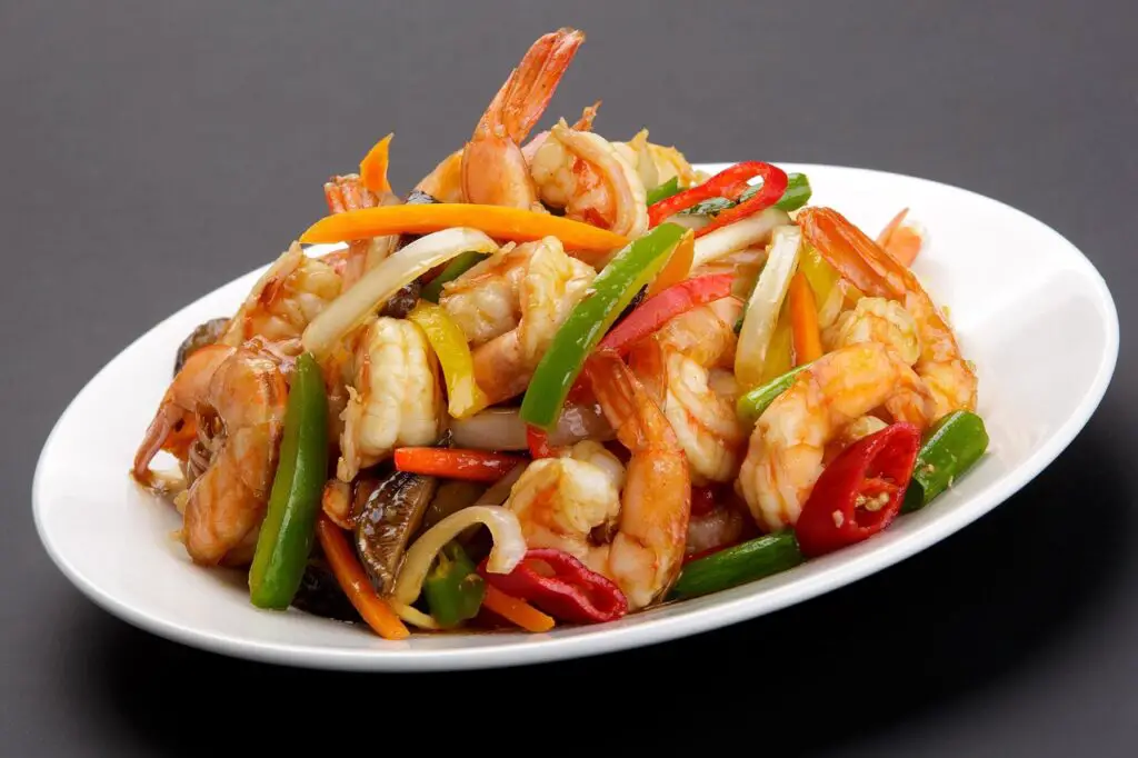 Crevettes et légumes croquants : une recette maison qui chante le bonheur dans l’assiette ! crevettes sautées aux légumes