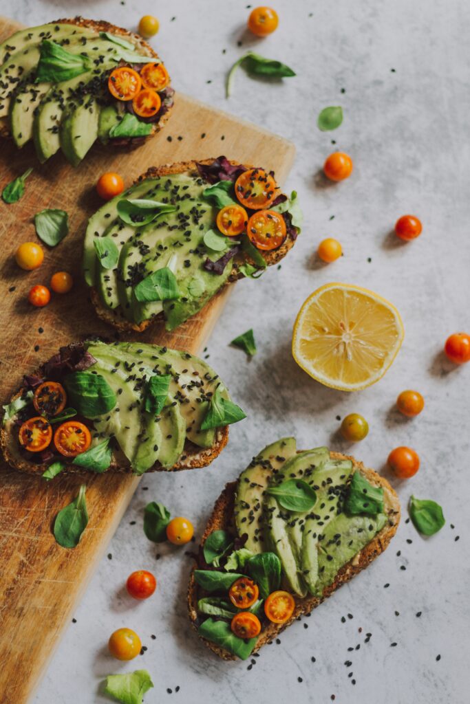 Toast Avocat, Cottage Cheese et Miel Pimenté : Explosion de Saveurs !