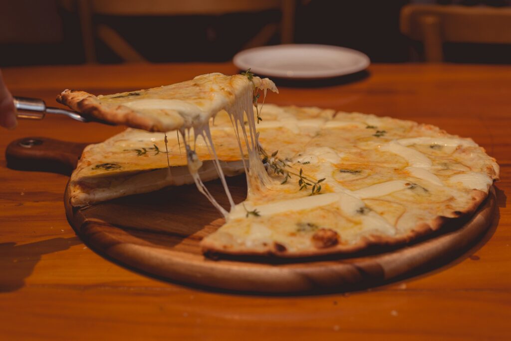 Pizza 4 Fromages : L’Alliance Parfaite des Saveurs Crémeuses