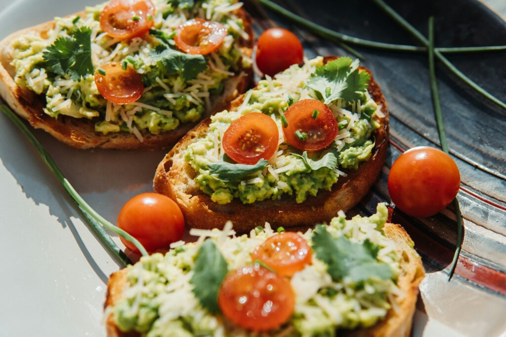 Toast Avocat, Cottage Cheese et Miel Pimenté : Explosion de Saveurs !