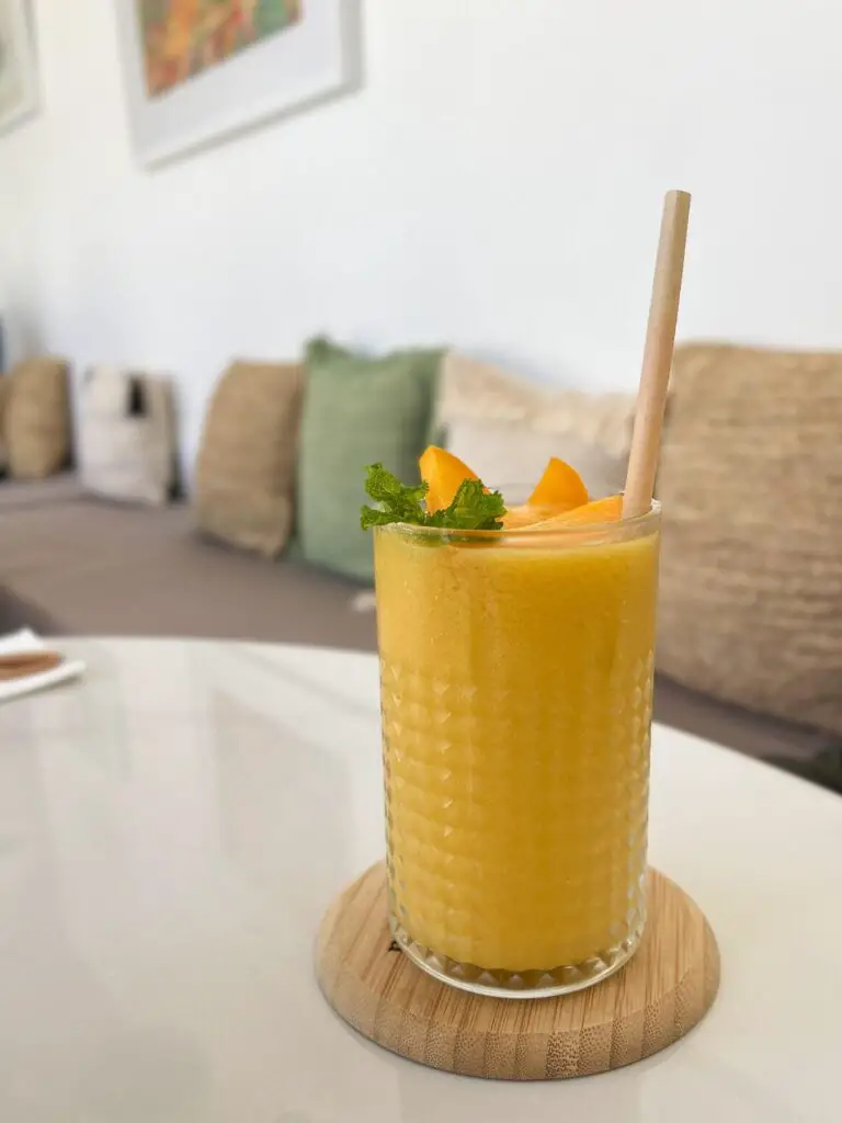 🍌 Smoothie Banane & Fruits : La Gorgée Magique Qui Met de Bonne Humeur ! 🍓
