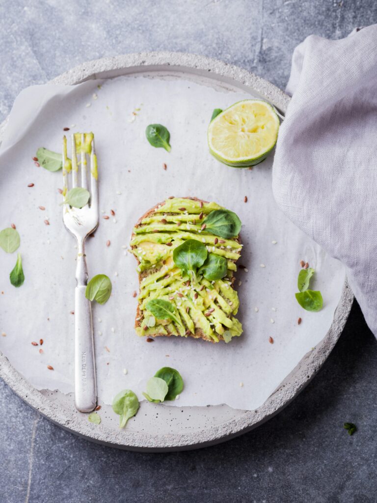 Toast Avocat, Cottage Cheese et Miel Pimenté : Explosion de Saveurs !