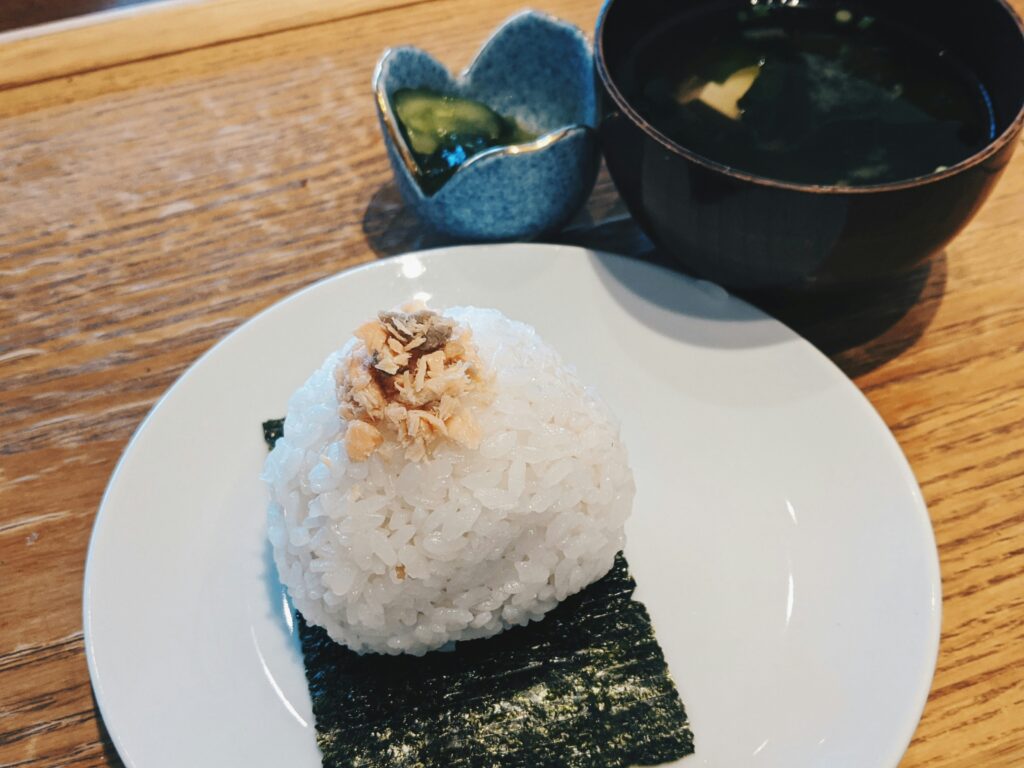 Bol de Riz Croustillant au Saumon : La Recette Sushi Bowl TikTok qui Régale !