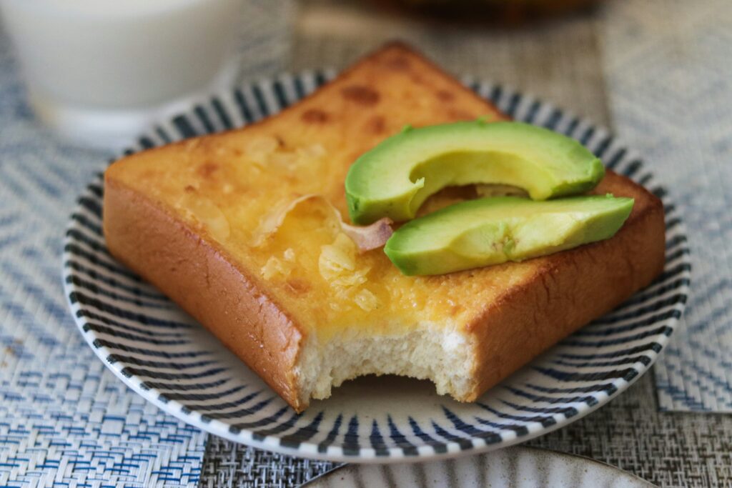 Toast Avocat, Cottage Cheese et Miel Pimenté : Explosion de Saveurs !