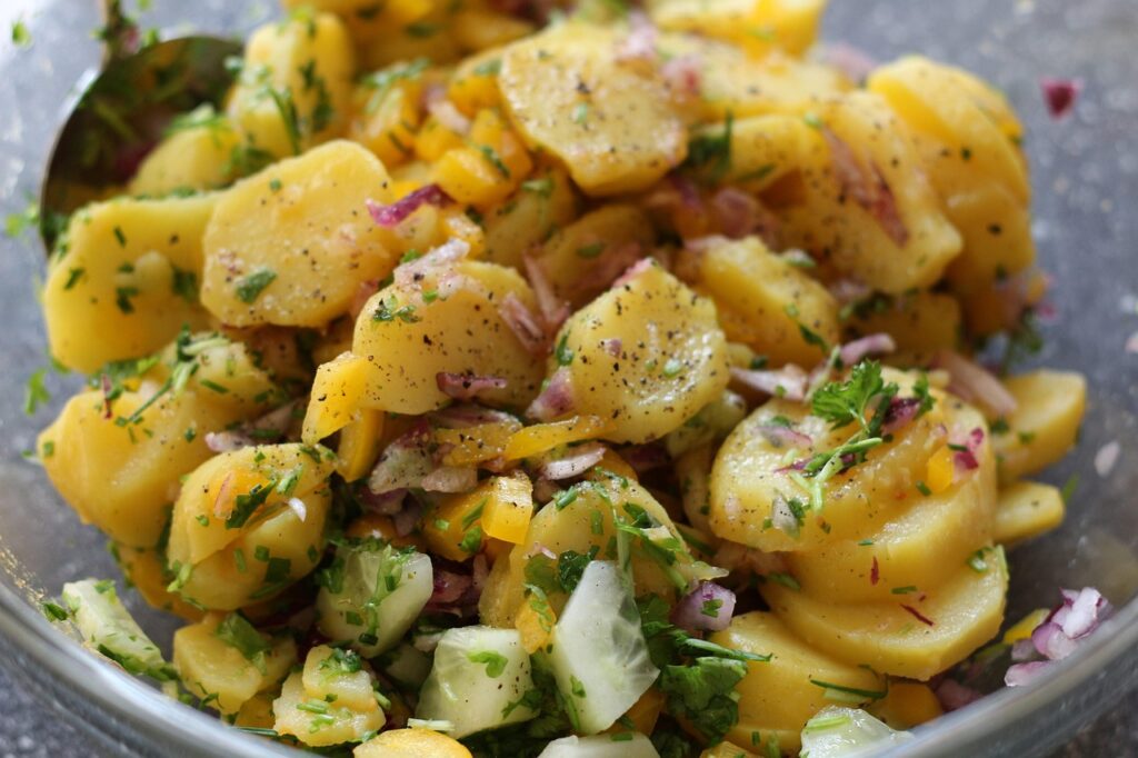 🥔 Salade de Pommes de Terre Revisitée : Un Classique Twisté Pour Éblouir Vos Convives ✨