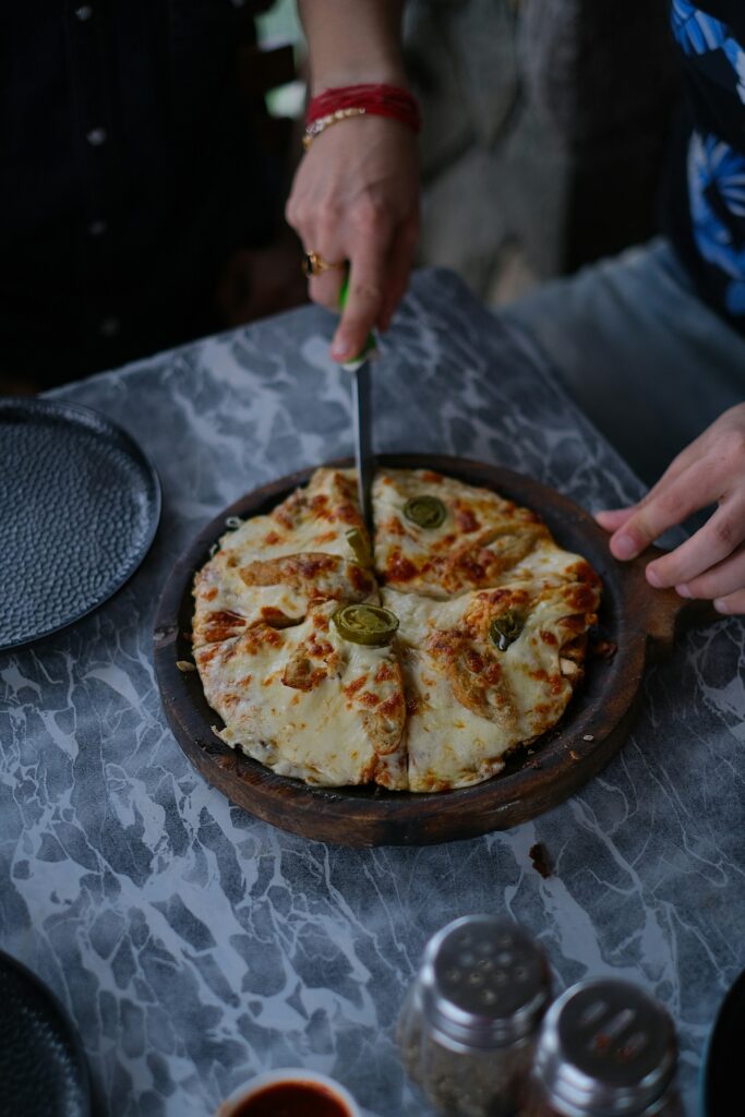 Pizza Napolitaine : Une Version Savoureuse aux Olives Noires et Câpres 🍕🇮🇹