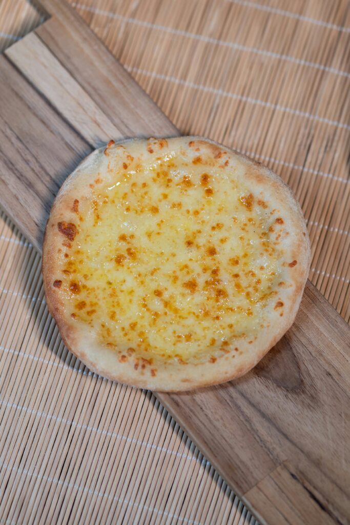 Pizza 4 Fromages : L’Alliance Parfaite des Saveurs Crémeuses
