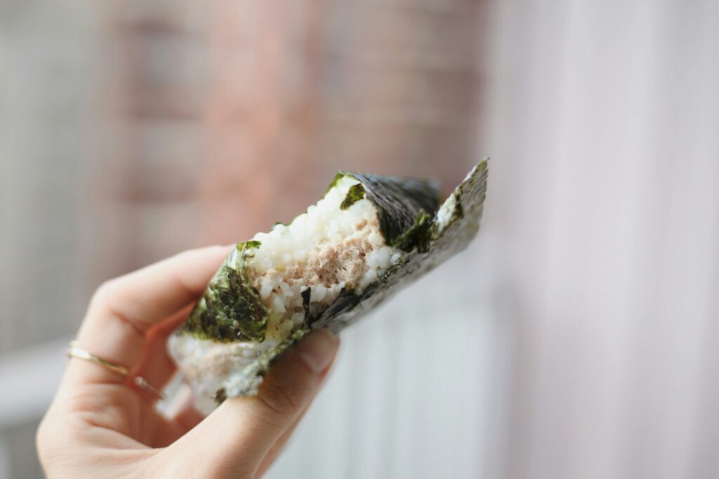 Onigiri Maison : Les Boulettes de Riz Faciles et Délicieuses 🍙🇯🇵