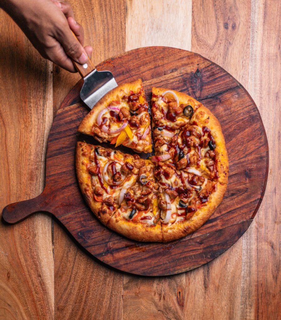 BBQ Chicken Pizza : Le Goût Fumé Qui Fait Danser Vos Papilles 🍗🍕