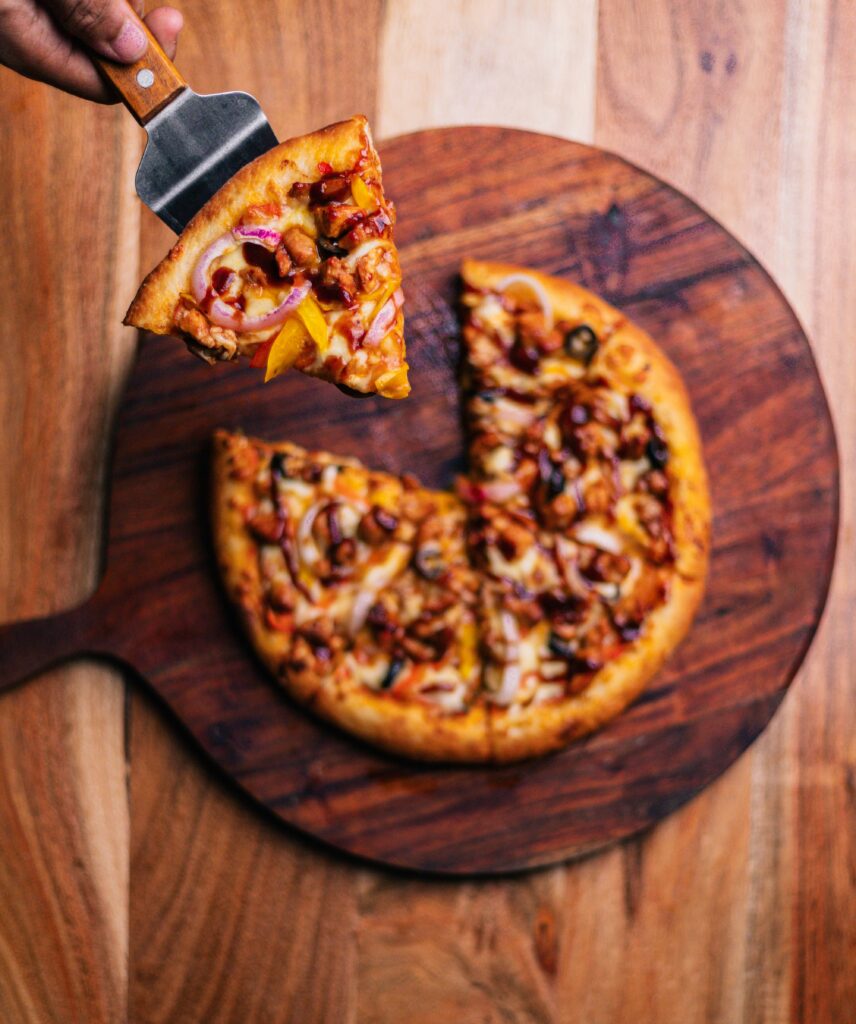 BBQ Chicken Pizza : Le Goût Fumé Qui Fait Danser Vos Papilles 🍗🍕
