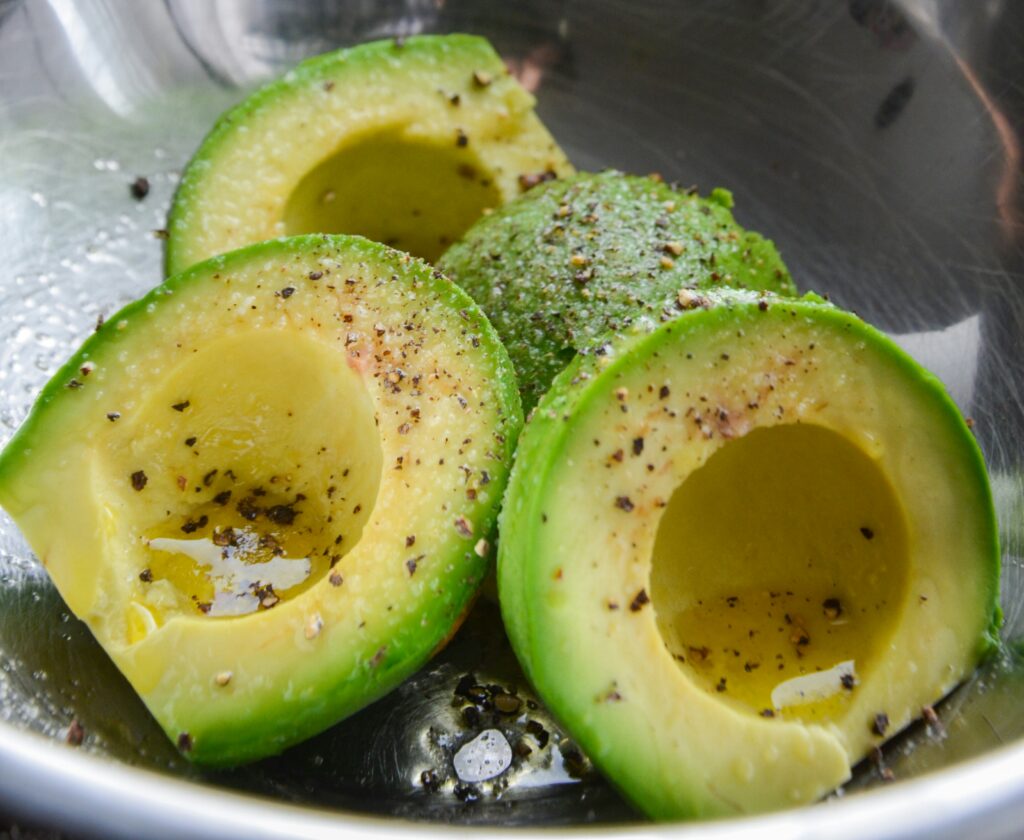 Toast Avocat, Cottage Cheese et Miel Pimenté : Explosion de Saveurs !