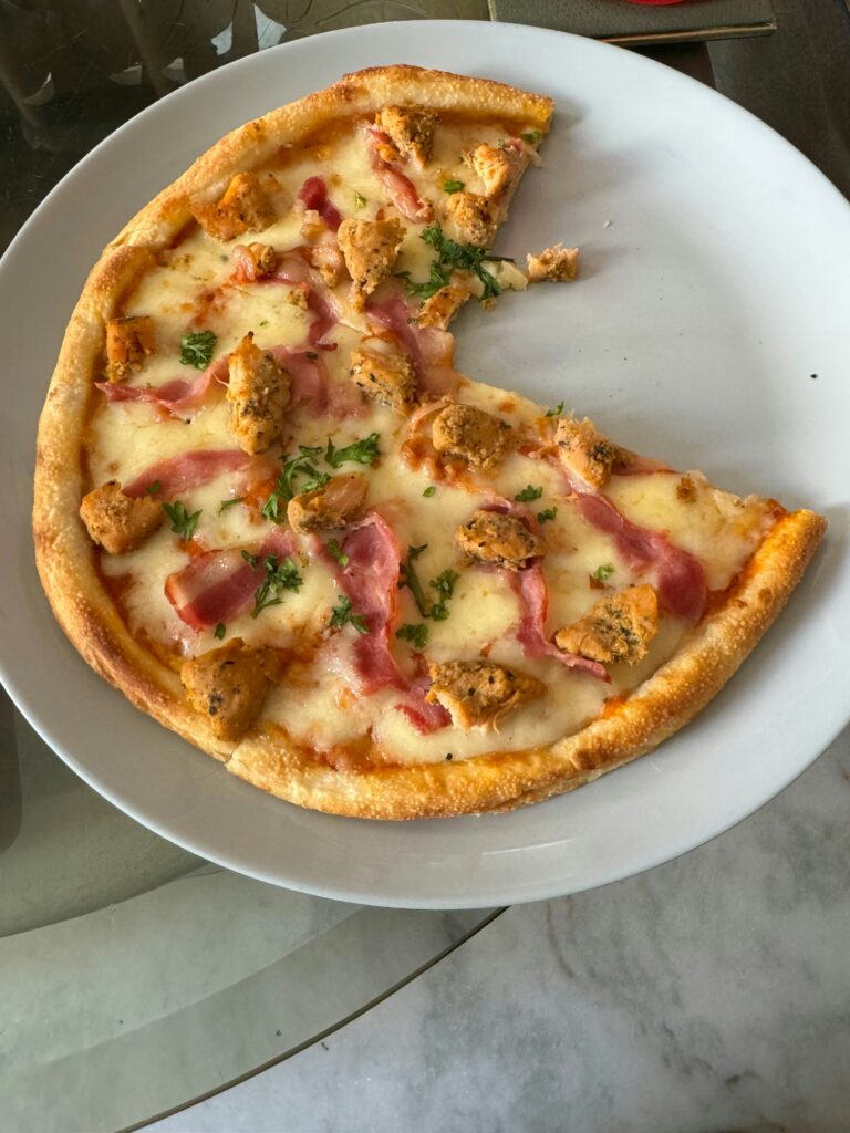 BBQ Chicken Pizza : Le Goût Fumé Qui Fait Danser Vos Papilles 🍗🍕